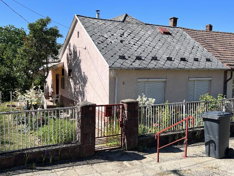 7300 Komló, Fenyő utca 28.: lakóház · 6 562 500 Ft – ingatlanárverés