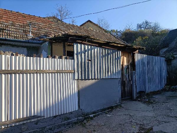 2541 Lábatlan, Szűk utca 6.: lakóház · 883 400 Ft – ingatlanárverés