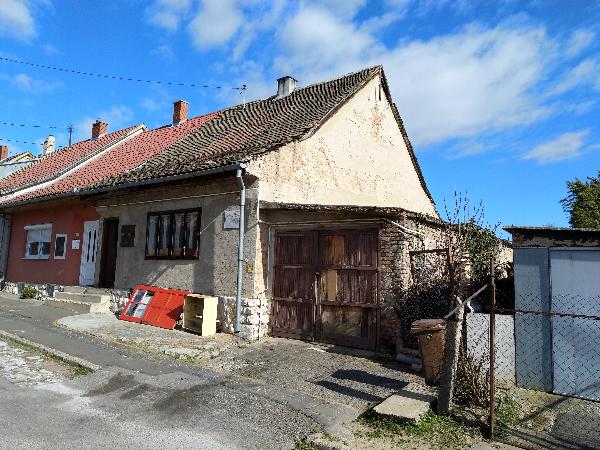 7629 Pécs, Apafi utca 2: lakóház · 4 000 000 Ft – ingatlanárverés
