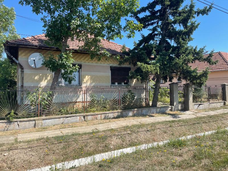 Besenyszög, Béke út 15.: lakóház · 350 000 Ft – árverés