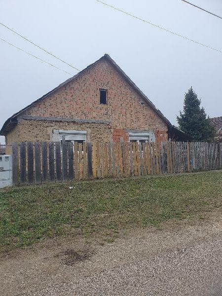 Pilis, Széchenyi utca 64.: lakóház · 9 100 000 Ft – árverés