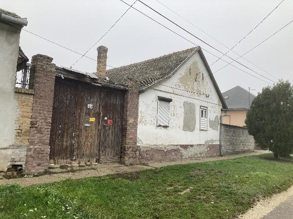 Tolna, Festetich utca 104: lakóház · 1 050 000 Ft – árverés