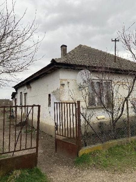 Sárkeresztúr, Alkotmány utca 16.: lakóház · 300 000 Ft – árverés